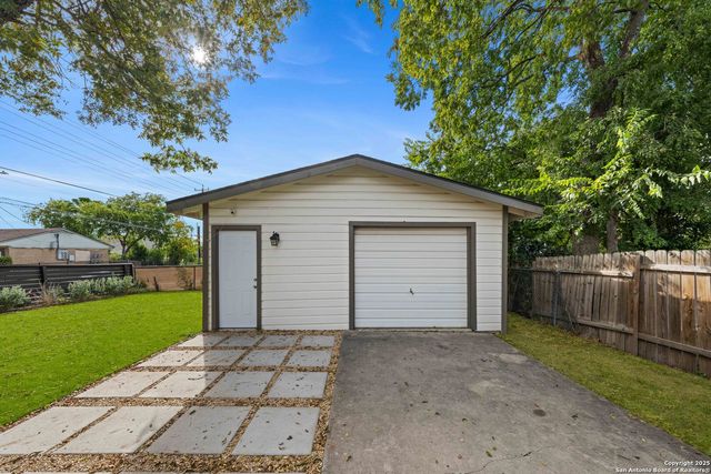 1103 N Olive, San Antonio, TX 78202