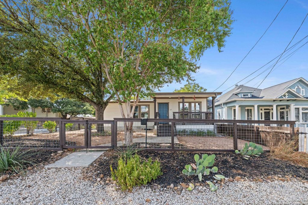 1103 N Olive, San Antonio, TX 78202