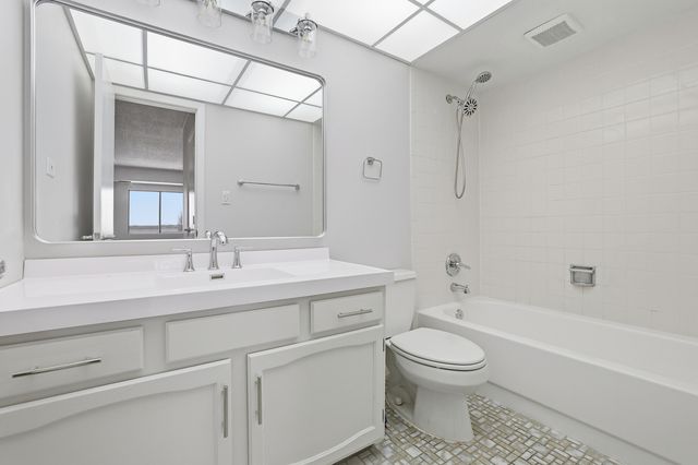 375 Plum Creek Drive 501, Wheeling, IL 60090