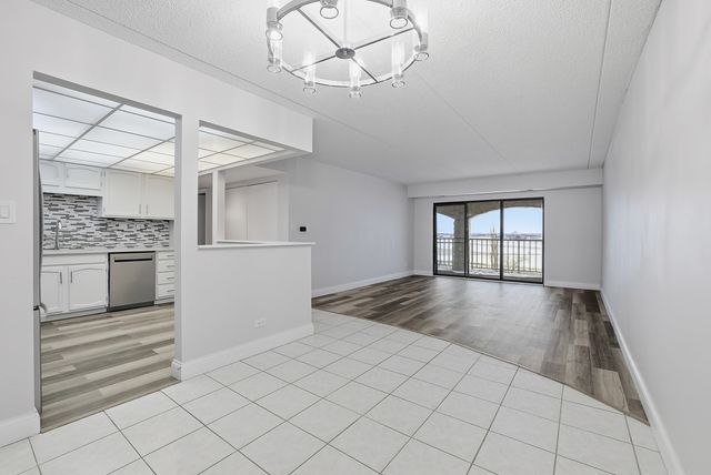 375 Plum Creek Drive 501, Wheeling, IL 60090