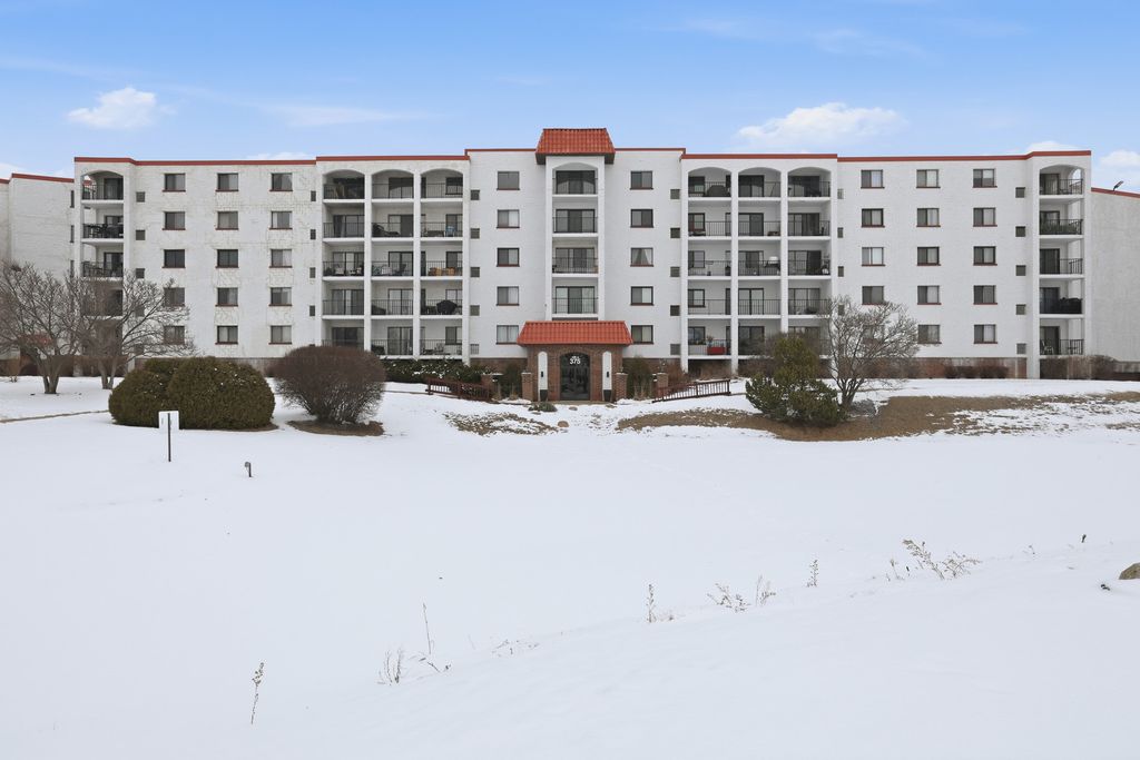 375 Plum Creek Drive 501, Wheeling, IL 60090