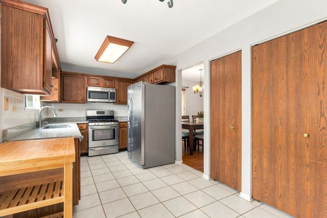 6411 Parksleg Court, Lisle, IL 60532