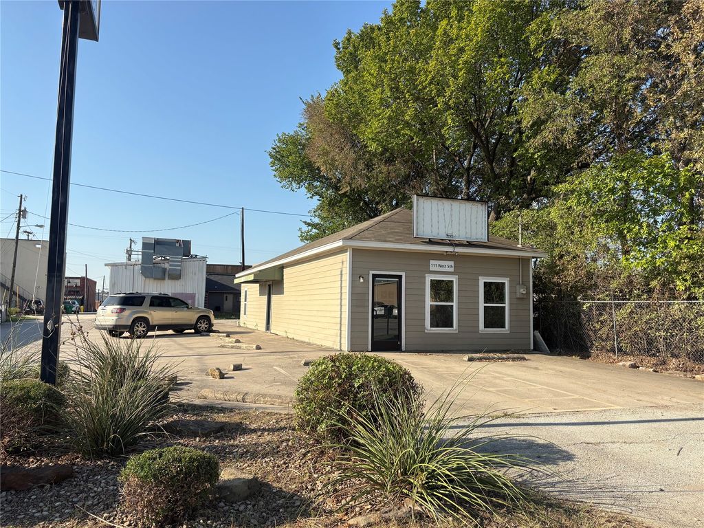 111 W 5th Street, Justin, TX 76247 — exterior