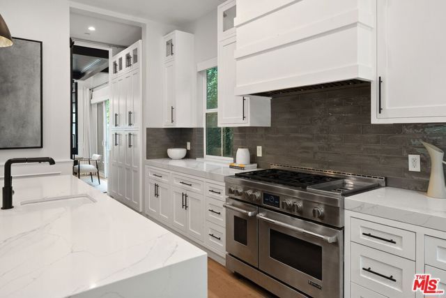 18057 Valley Vista Boulevard, Encino (los Angeles), CA 91316