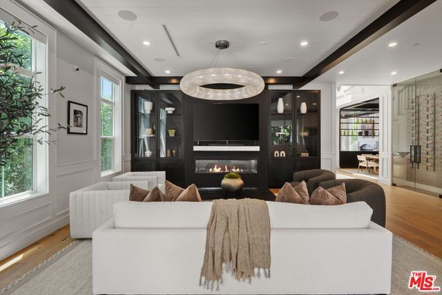 18057 Valley Vista Boulevard, Encino (los Angeles), CA 91316