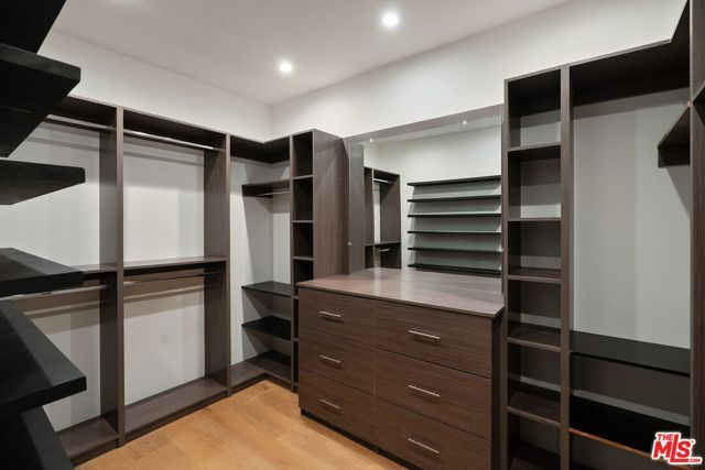 18057 Valley Vista Boulevard, Encino (los Angeles), CA 91316