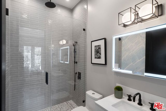 18057 Valley Vista Boulevard, Encino (los Angeles), CA 91316