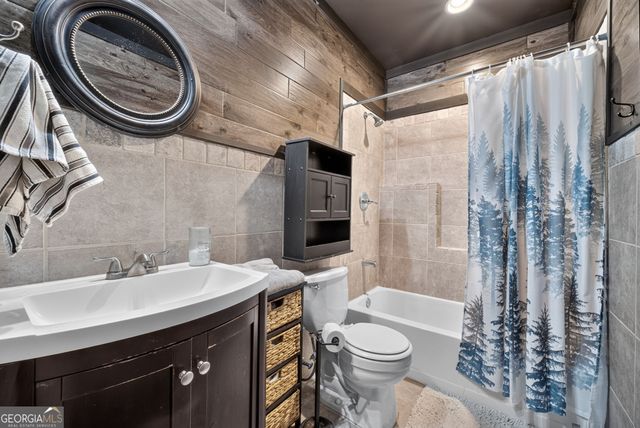 946 Golden Meadows Lane, Loganville, GA 30052