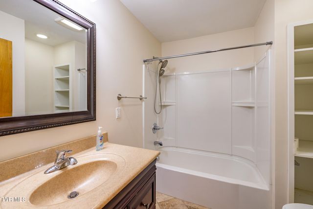 532 Bays View Rd, Kingsport, TN 37660