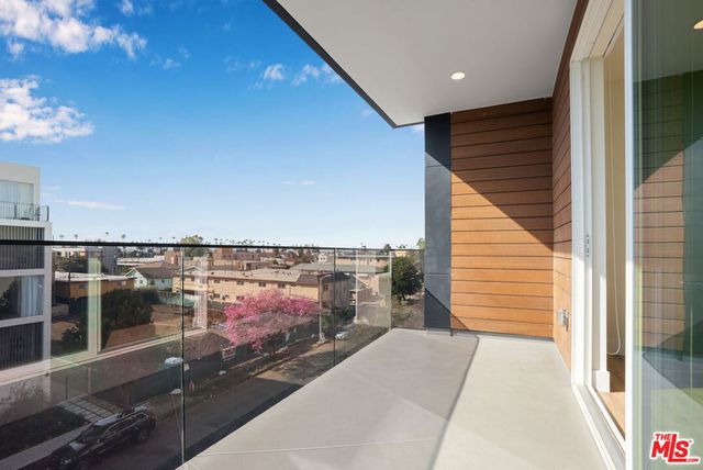 5813 Lexington Avenue 401, Los Angeles, CA 90038