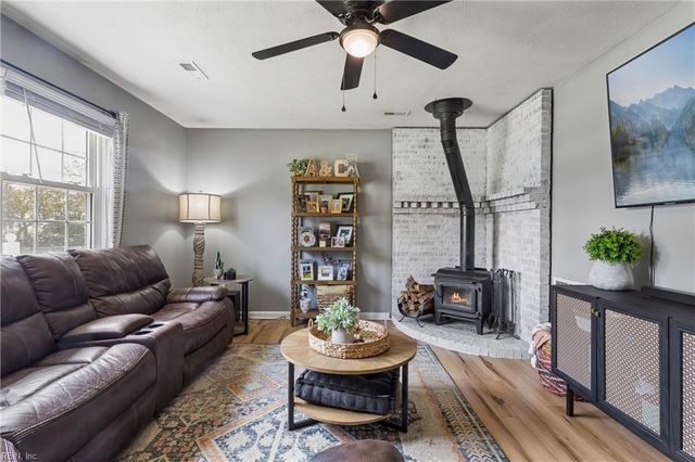 412 Dunmore DR, Newport News, VA 23602