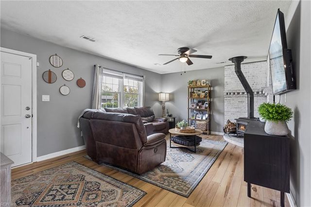 412 Dunmore DR, Newport News, VA 23602