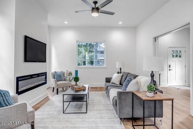 1827 N MARKET Street, Jacksonville, FL 32206