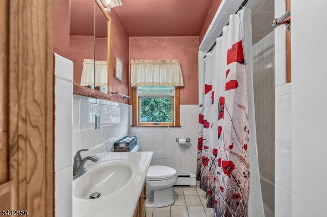 3 Elm Pl, Ringwood Boro, NJ 07456