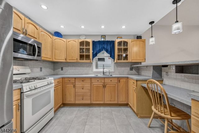 3 Elm Pl, Ringwood Boro, NJ 07456