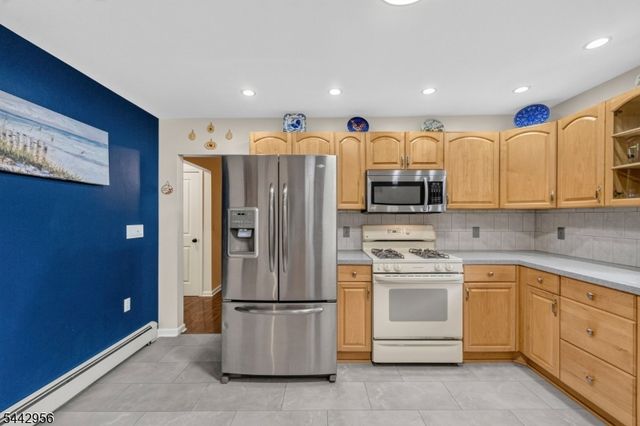 3 Elm Pl, Ringwood Boro, NJ 07456