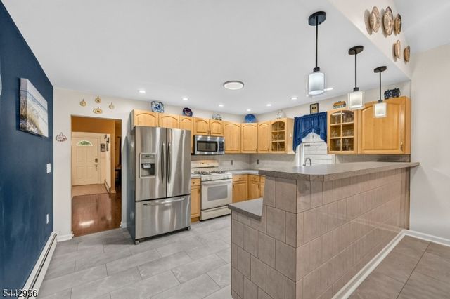 3 Elm Pl, Ringwood Boro, NJ 07456