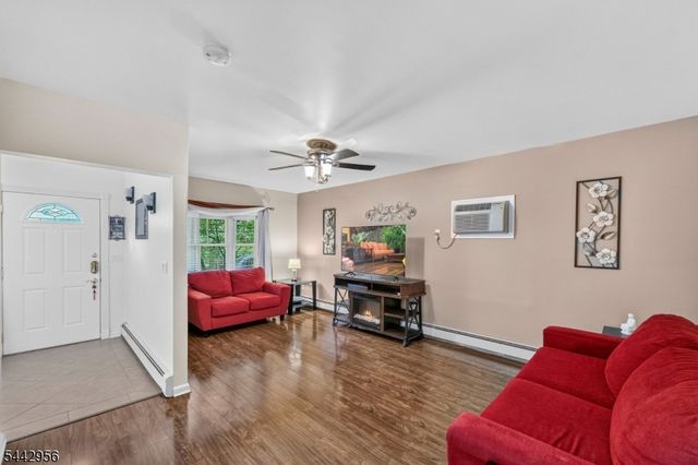 3 Elm Pl, Ringwood Boro, NJ 07456