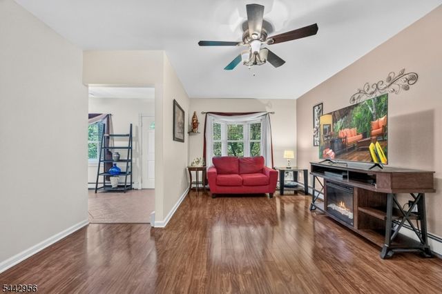 3 Elm Pl, Ringwood Boro, NJ 07456