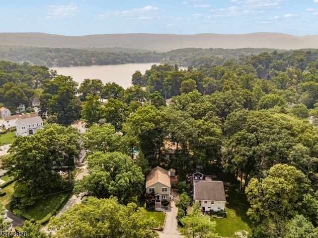 3 Elm Pl, Ringwood Boro, NJ 07456