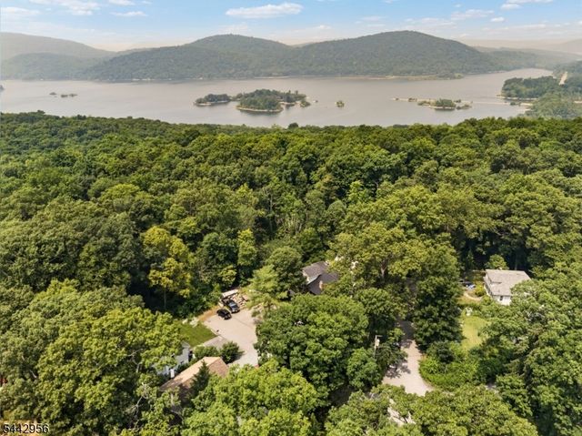 3 Elm Pl, Ringwood Boro, NJ 07456