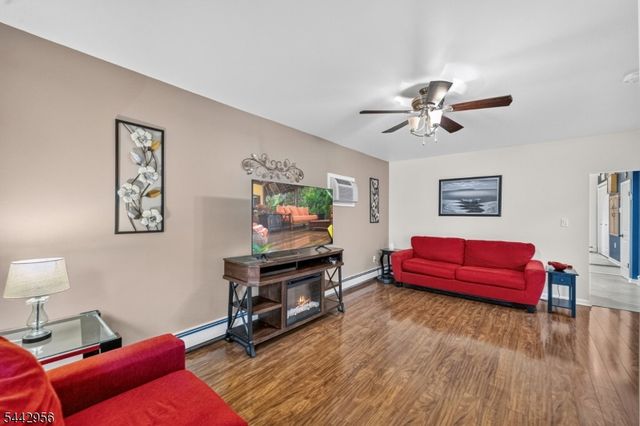 3 Elm Pl, Ringwood Boro, NJ 07456