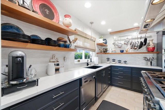 10705 CARROLLWOOD DRIVE, Tampa, FL 33618