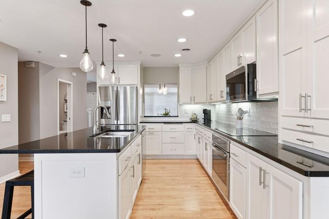 421 Willoughby Way W, Minnetonka, MN 55305