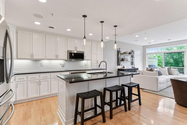 421 Willoughby Way W, Minnetonka, MN 55305
