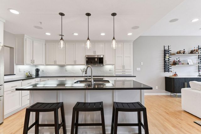 421 Willoughby Way W, Minnetonka, MN 55305