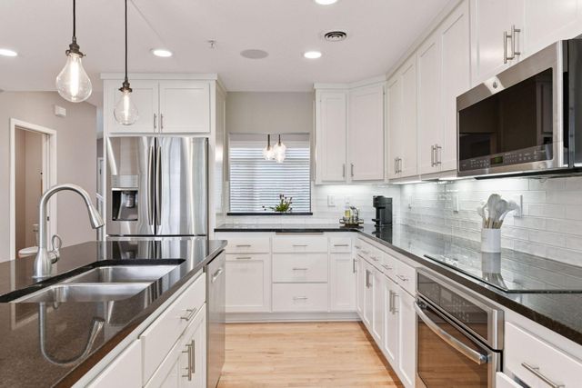 421 Willoughby Way W, Minnetonka, MN 55305