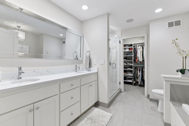 421 Willoughby Way W, Minnetonka, MN 55305