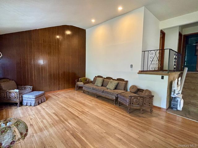 10 13th Avenue, West Babylon, NY 11704