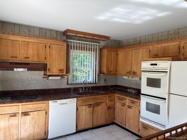10 13th Avenue, West Babylon, NY 11704