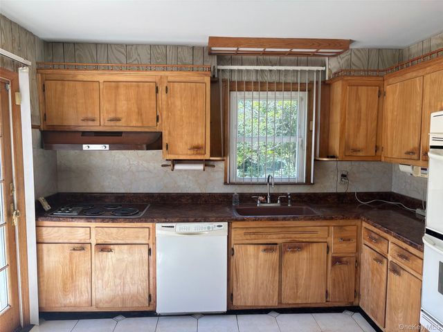 10 13th Avenue, West Babylon, NY 11704