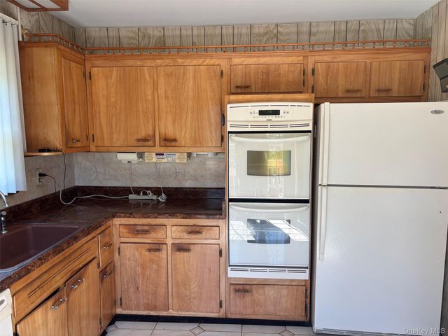 10 13th Avenue, West Babylon, NY 11704