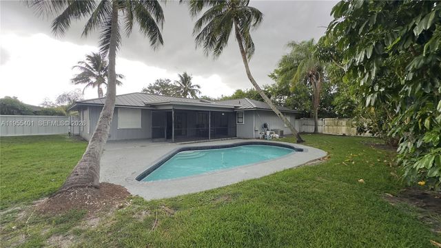 323 W Canterbury Dr W, Riviera Beach, FL 33407
