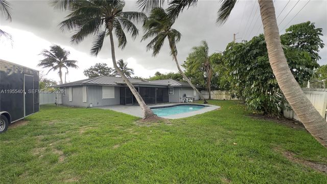 323 W Canterbury Dr W, Riviera Beach, FL 33407