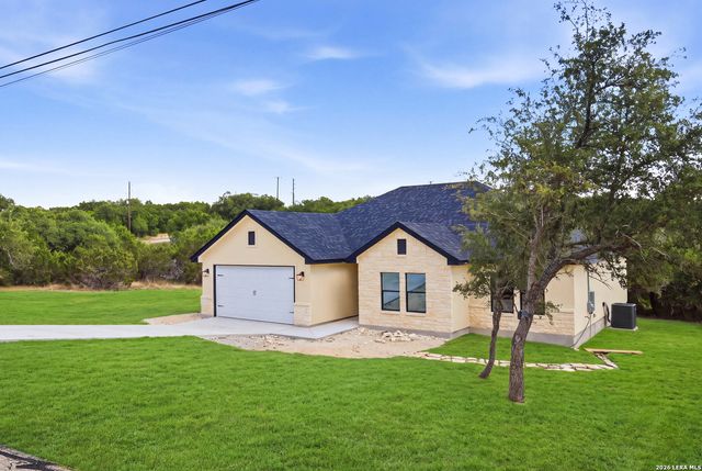 1750 Cottonwood Rd, Fischer, TX 78623