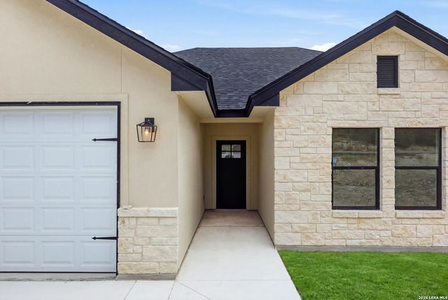 1750 Cottonwood Rd, Fischer, TX 78623