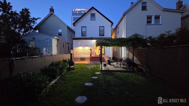 26 Harvey Street, New Brunswick, NJ 08901