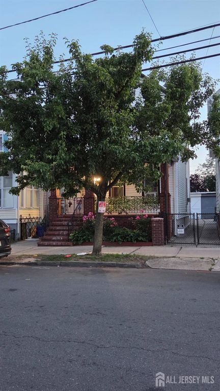 26 Harvey Street, New Brunswick, NJ 08901