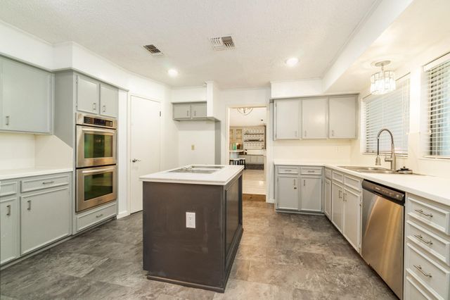 14 Seminole Lane, West Columbia, TX 77486