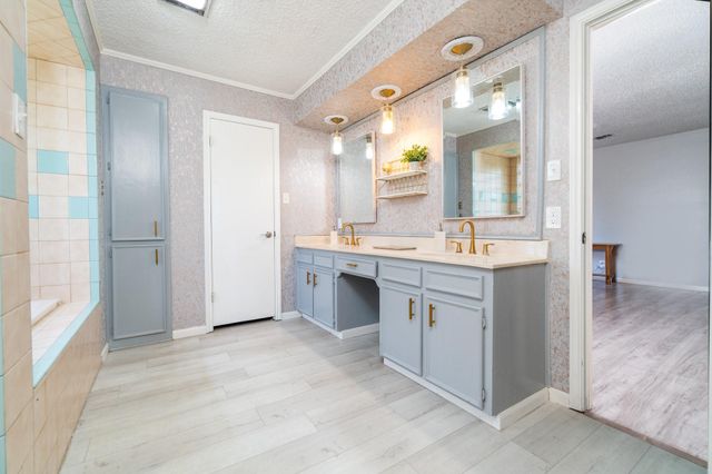 14 Seminole Lane, West Columbia, TX 77486