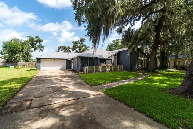 14 Seminole Lane, West Columbia, TX 77486