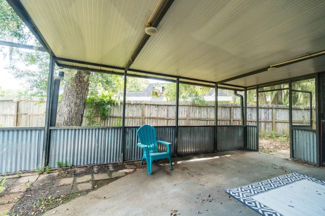 14 Seminole Lane, West Columbia, TX 77486