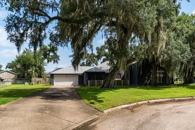 14 Seminole Lane, West Columbia, TX 77486