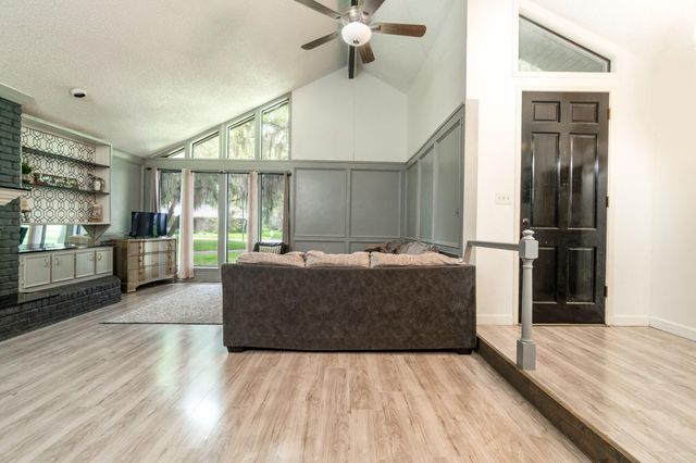 14 Seminole Lane, West Columbia, TX 77486