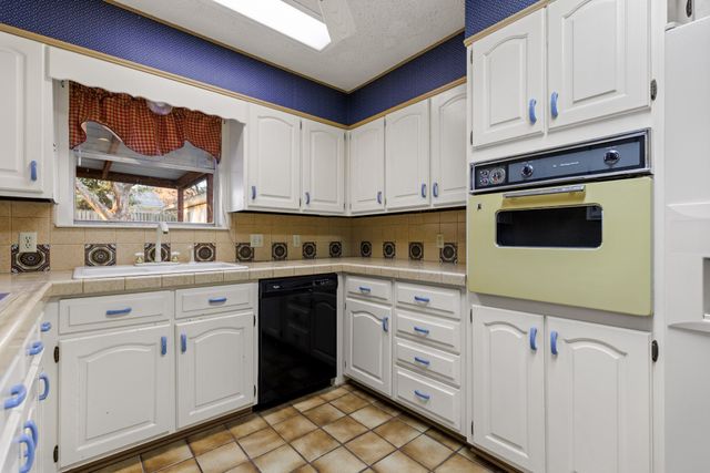 100 Linden Lane, Hewitt, TX 76643