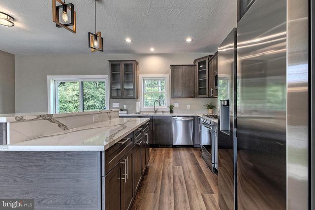 442 WENDEL RD, Irwin, PA 15642